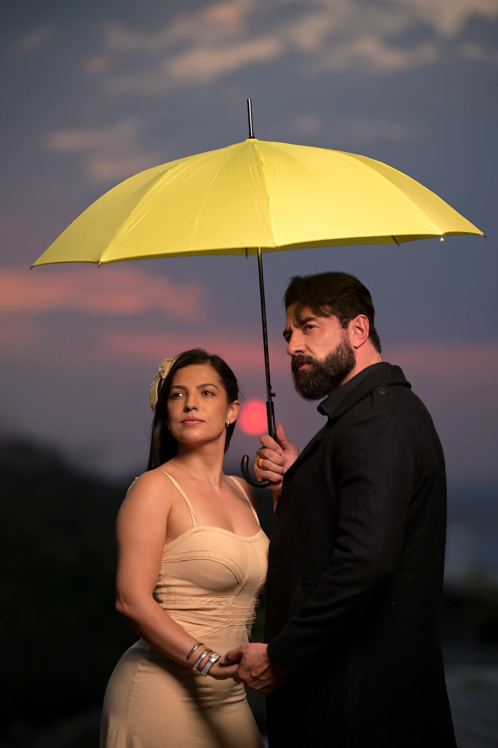 Casal em abraço romântico com alianças