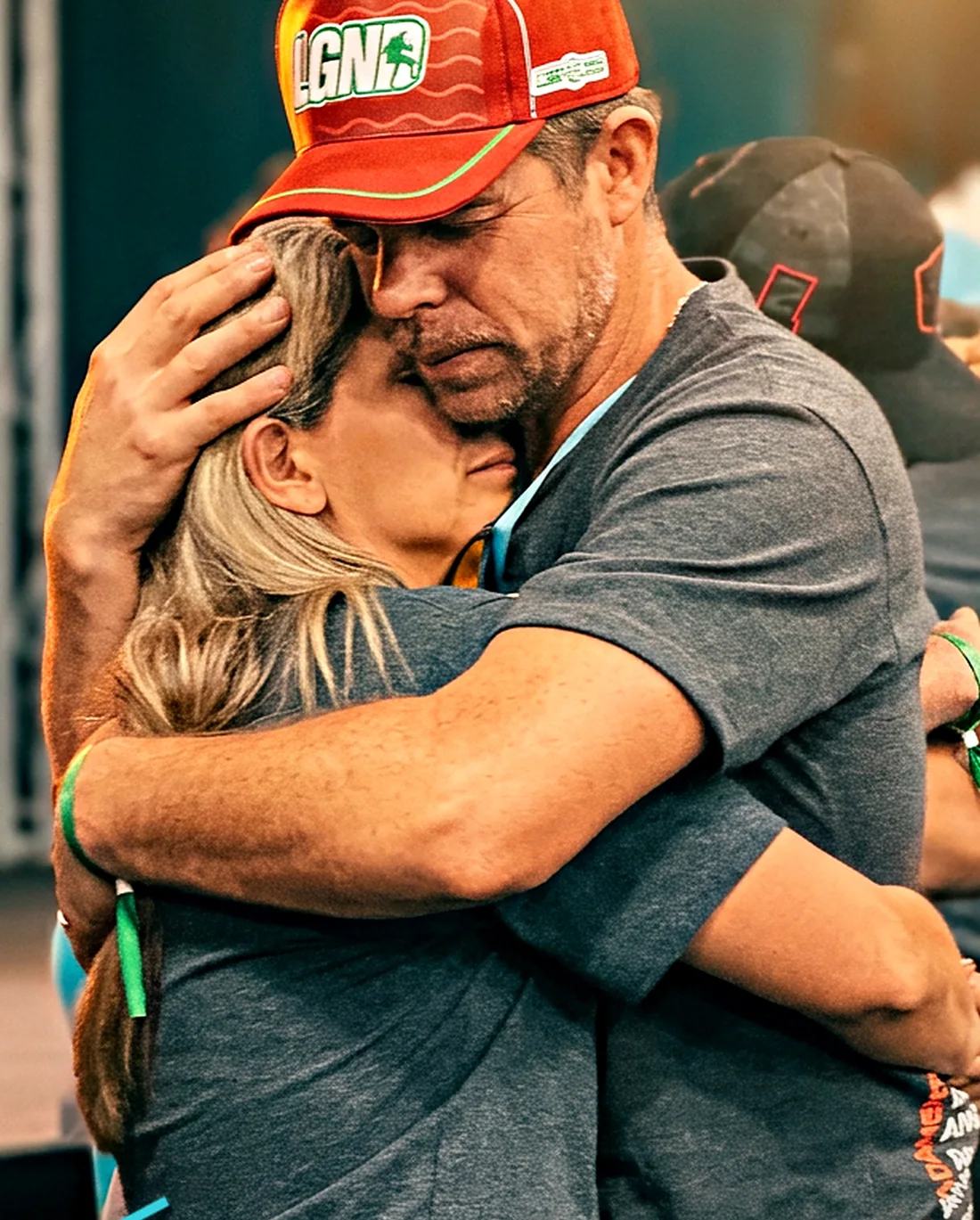 Casal se abraçando emocionado