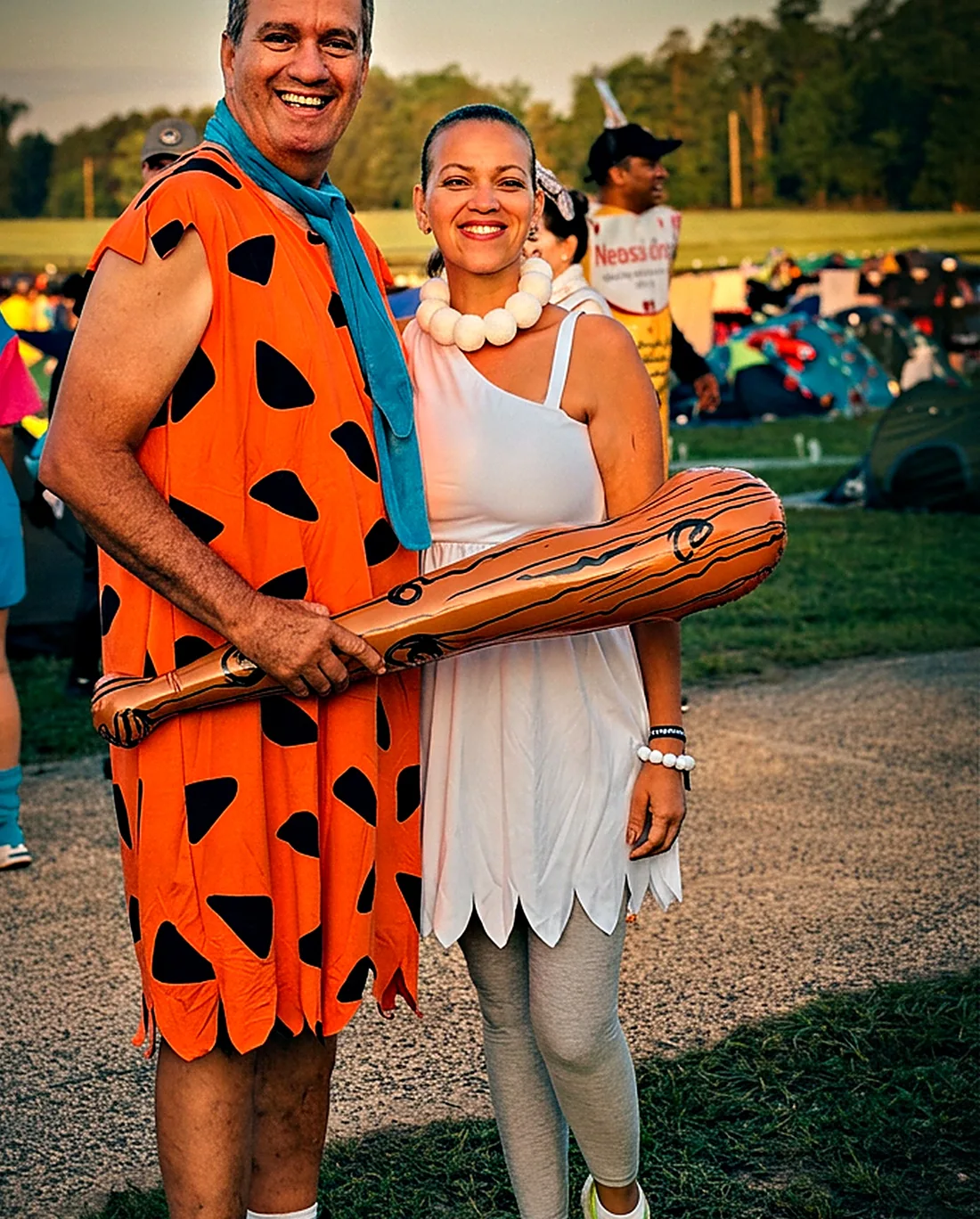 Casal fantasiado de Fred e Wilma Flintstone